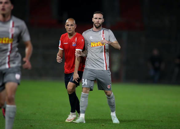 Fussball, Herren, Toto-Pokal, Viertelfinale, Saison 2026 2027, SpVgg Unterhaching - SSV Jahn Regensburg, Sportpark Unterhaching Manuel Stiefler (SpVgg Unterhaching) (li.) mit Patrick Hobsch (SSV Jahn Regensburg) (re.) zusammen stehend auf dem Spielfeld