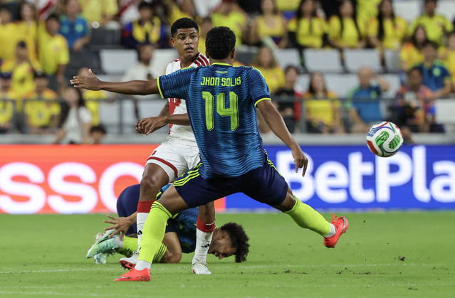 International soccer friendly - Colombia vs. Peru Peru midfielder Wilder Cartagena (L) in action against Colombia midfielder Jhon Solis (R) during the international soccer friendly between Colombia and Peru at Nu Stadium in Miami, Florida, USA, 06 October 2026. MIAMI FLORIDA United States Copyright: xCRISTOBALxHERRERA-ULASHKEVICHx