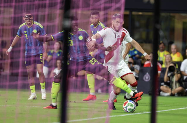 International soccer friendly - Colombia vs. Peru Colombia defender Davinson Sanchez (L) in action against Peru forward Adrian Ugarriza (R) during the international soccer friendly between Colombia and Peru at Nu Stadium in Miami, Florida, USA, 06 October 2026. MIAMI FLORIDA United States Copyright: xCRISTOBALxHERRERA-ULASHKEVICHx
