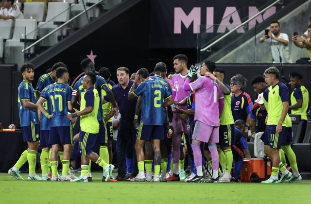 International soccer friendly - Colombia vs. Peru Colombia team Head Coach Nestor Lorenzo (C) speaks with the team during a water break during the international soccer friendly between Colombia and Peru at Nu Stadium in Miami, Florida, USA, 06 October 2026. MIAMI FLORIDA United States Copyright: xCRISTOBALxHERRERA-ULASHKEVICHx