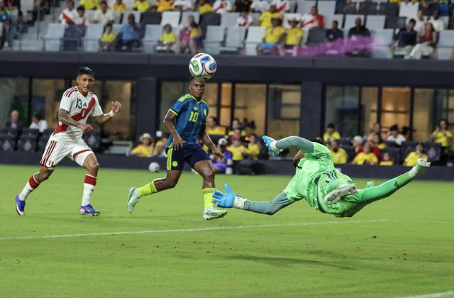 International soccer friendly - Colombia vs. Peru Peru goalkeeper Pedro Gallese (R) in action against Colombia midfielder Jhon Arias (C) during the international soccer friendly between Colombia and Peru at Nu Stadium in Miami, Florida, USA, 06 October 2026. MIAMI FLORIDA United States Copyright: xCRISTOBALxHERRERA-ULASHKEVICHx