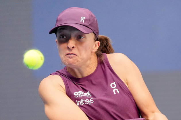 (261007) -- BEIJING, Oct. 7, 2026 -- Iga Swiatek hits a return during the women s singles fourth round match between Iga Swiatek of Poland and Iva Jovic of the United States at 2026 China Open tennis tournament in Beijing, China, Oct. 7, 2026. ) (SP)CHINA-BEIJING-TENNIS-CHINA OPEN-WOMEN S SINGLES (CN) JuxHuanzong 