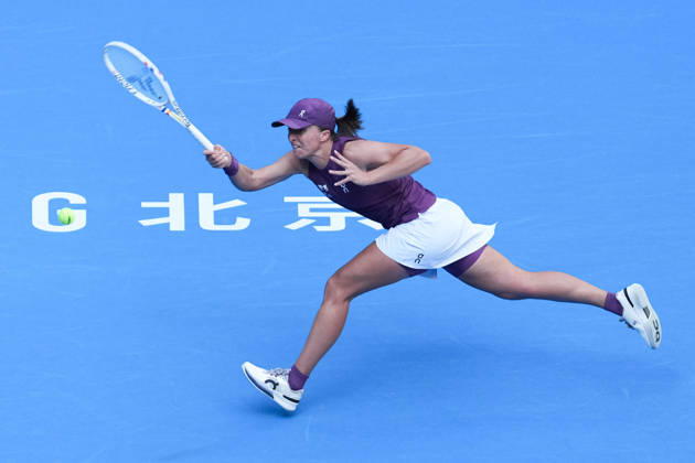 (261007) -- BEIJING, Oct. 7, 2026 -- Iga Swiatek hits a return during the women s singles fourth round match between Iga Swiatek of Poland and Iva Jovic of the United States at 2026 China Open tennis tournament in Beijing, China, Oct. 7, 2026. ) (SP)CHINA-BEIJING-TENNIS-CHINA OPEN-WOMEN S SINGLES (CN) JuxHuanzong 