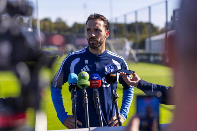 07.10.2026, Fussball, Training des FC Schalke 04. Medienrunde mit Kenan Karaman (FC Schalke 04). Gelsenkirchen Trainingsgelände FC Schalke 04 NRW Deutschland xRHR-FOTO YYx Copyright: RHR-FOTOx RHR-FOTO YY