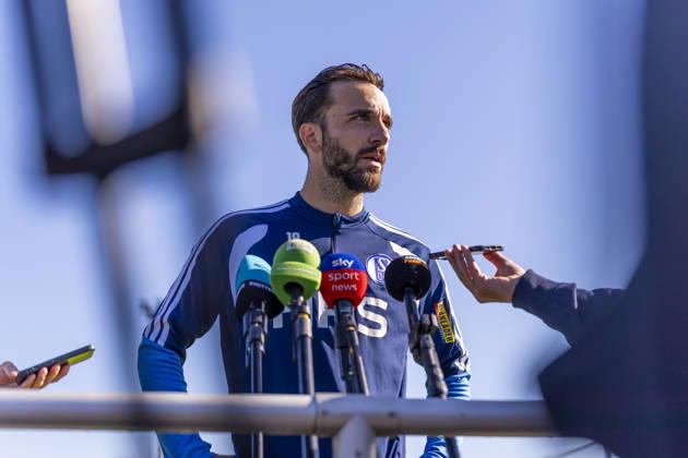07.10.2026, Fussball, Training des FC Schalke 04. Medienrunde mit Kenan Karaman (FC Schalke 04). Gelsenkirchen Trainingsgelände FC Schalke 04 NRW Deutschland xRHR-FOTO YYx Copyright: RHR-FOTOx RHR-FOTO YY