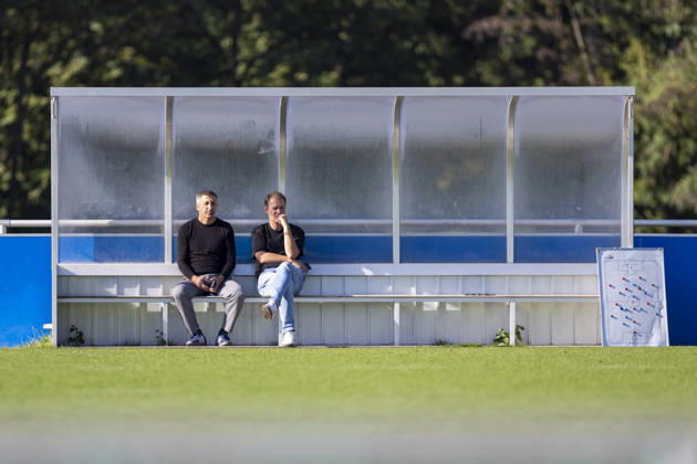 07.10.2026, Fussball, Training des FC Schalke 04. v. l. Sportlicher Leiter NLZ Ayhan Tumani (FC Schalke 04), Administrativer Leiter NLZ Till Beckmann FC Schalke 04). Gelsenkirchen Trainingsgelände FC Schalke 04 NRW Deutschland xRHR-FOTO YYx Copyright: RHR-FOTOx RHR-FOTO YY