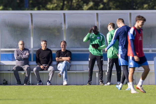 07.10.2026, Fussball, Training des FC Schalke 04. v. l. Scout Manfred Manni Dubski (FC Schalke 04), Sportlicher Leiter NLZ Ayhan Tumani (FC Schalke 04), Administrativer Leiter NLZ Till Beckmann FC Schalke 04). Gelsenkirchen Trainingsgelände FC Schalke 04 NRW Deutschland xRHR-FOTO YYx Copyright: RHR-FOTOx RHR-FOTO YY