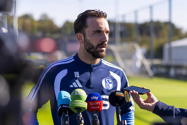 07.10.2026, Fussball, Training des FC Schalke 04. Medienrunde mit Kenan Karaman (FC Schalke 04). Gelsenkirchen Trainingsgelände FC Schalke 04 NRW Deutschland xRHR-FOTO YYx Copyright: RHR-FOTOx RHR-FOTO YY