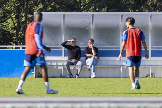 07.10.2026, Fussball, Training des FC Schalke 04. v. l. Sportlicher Leiter NLZ Ayhan Tumani (FC Schalke 04), Administrativer Leiter NLZ Till Beckmann FC Schalke 04). Gelsenkirchen Trainingsgelände FC Schalke 04 NRW Deutschland xRHR-FOTO YYx Copyright: RHR-FOTOx RHR-FOTO YY
