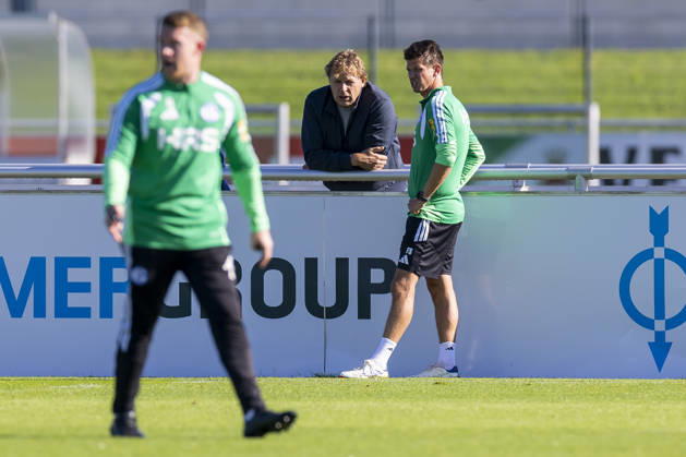 07.10.2026, Fussball, Training des FC Schalke 04. v. l. Direktor Profifussball Youri Mulder (FC Schalke 04), Berater Franz Schiemer (FC Schalke 04). Gelsenkirchen Trainingsgelände FC Schalke 04 NRW Deutschland xRHR-FOTO YYx Copyright: RHR-FOTOx RHR-FOTO YY