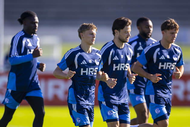 07.10.2026, Fussball, Training des FC Schalke 04. v. l. Junior Dina Ebimbe (FC Schalke 04), Luca Vozar (FC Schalke 04), Adrian Gantenbein (FC Schalke 04), Moussa Sylla (FC Schalke 04), Vitalie Becker (FC Schalke 04). Gelsenkirchen Trainingsgelände FC Schalke 04 NRW Deutschland xRHR-FOTO YYx Copyright: RHR-FOTOx RHR-FOTO YY