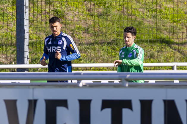 07.10.2026, Fussball, Training des FC Schalke 04. v. l. Dejan Ljubicic (FC Schalke 04) trainiert individuell mit Reha-Trainer Nico Wamig (FC Schalke 04). Gelsenkirchen Trainingsgelände FC Schalke 04 NRW Deutschland xRHR-FOTO YYx Copyright: RHR-FOTOx RHR-FOTO YY