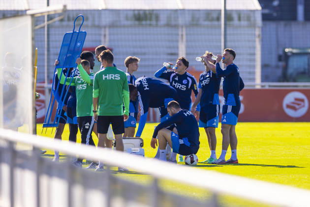 07.10.2026, Fussball, Training des FC Schalke 04. Die Spieler des S04 machen eine Trinkpause. Gelsenkirchen Trainingsgelände FC Schalke 04 NRW Deutschland xRHR-FOTO YYx Copyright: RHR-FOTOx RHR-FOTO YY