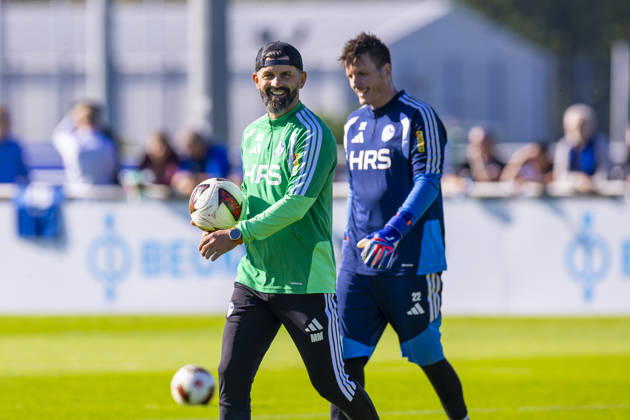 07.10.2026, Fussball, Training des FC Schalke 04. v. l. Trainer Miron Muslic (FC Schalke 04), Torwart Kevin Müller (FC Schalke 04) lachen. Gelsenkirchen Trainingsgelände FC Schalke 04 NRW Deutschland xRHR-FOTO YYx Copyright: RHR-FOTOx RHR-FOTO YY