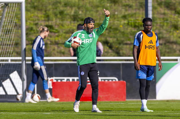 07.10.2026, Fussball, Training des FC Schalke 04. Trainer Miron Muslic (FC Schalke 04) gibt Anweisungen. Gelsenkirchen Trainingsgelände FC Schalke 04 NRW Deutschland xRHR-FOTO YYx Copyright: RHR-FOTOx RHR-FOTO YY