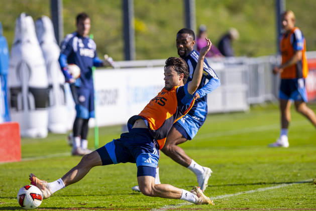 07.10.2026, Fussball, Training des FC Schalke 04. v. l. Adrian Gantenbein (FC Schalke 04), Moussa Sylla (FC Schalke 04). Gelsenkirchen Trainingsgelände FC Schalke 04 NRW Deutschland xRHR-FOTO YYx Copyright: RHR-FOTOx RHR-FOTO YY