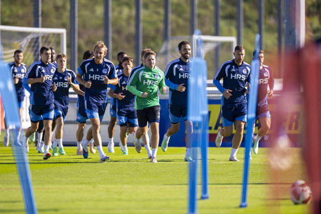 07.10.2026, Fussball, Training des FC Schalke 04. Die Spieler des S04 laufen sich warm. Gelsenkirchen Trainingsgelände FC Schalke 04 NRW Deutschland xRHR-FOTO YYx Copyright: RHR-FOTOx RHR-FOTO YY