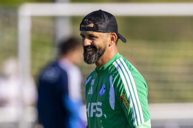 07.10.2026, Fussball, Training des FC Schalke 04. Trainer Miron Muslic (FC Schalke 04) lacht. Gelsenkirchen Trainingsgelände FC Schalke 04 NRW Deutschland xRHR-FOTO YYx Copyright: RHR-FOTOx RHR-FOTO YY