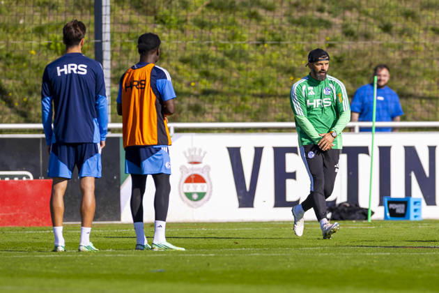 07.10.2026, Fussball, Training des FC Schalke 04. Trainer Miron Muslic (FC Schalke 04) gibt Anweisungen. Gelsenkirchen Trainingsgelände FC Schalke 04 NRW Deutschland xRHR-FOTO YYx Copyright: RHR-FOTOx RHR-FOTO YY