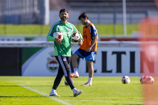 07.10.2026, Fussball, Training des FC Schalke 04. Trainer Miron Muslic (FC Schalke 04) gibt Anweisungen. Gelsenkirchen Trainingsgelände FC Schalke 04 NRW Deutschland xRHR-FOTO YYx Copyright: RHR-FOTOx RHR-FOTO YY