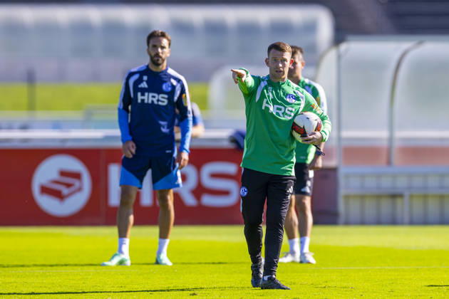 07.10.2026, Fussball, Training des FC Schalke 04. Co-Trainer Eddie Lattimore (FC Schalke 04) gibt Anweisungen. Gelsenkirchen Trainingsgelände FC Schalke 04 NRW Deutschland xRHR-FOTO YYx Copyright: RHR-FOTOx RHR-FOTO YY