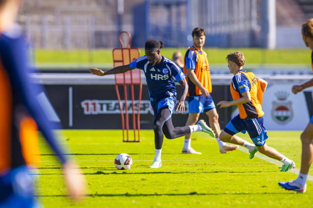 07.10.2026, Fussball, Training des FC Schalke 04. Junior Dina Ebimbe (FC Schalke 04). Gelsenkirchen Trainingsgelände FC Schalke 04 NRW Deutschland xRHR-FOTO YYx Copyright: RHR-FOTOx RHR-FOTO YY