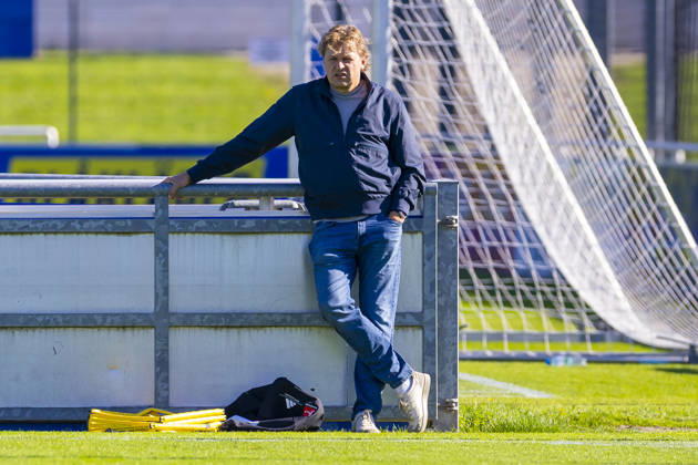 07.10.2026, Fussball, Training des FC Schalke 04. Direktor Profifussball Youri Mulder (FC Schalke 04) lehnt an der Bande. Gelsenkirchen Trainingsgelände FC Schalke 04 NRW Deutschland xRHR-FOTO YYx Copyright: RHR-FOTOx RHR-FOTO YY