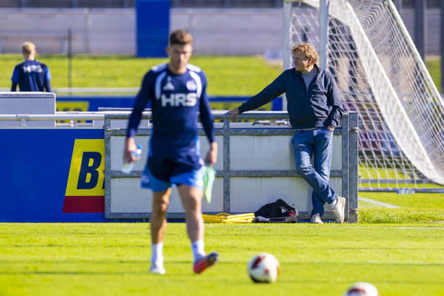 07.10.2026, Fussball, Training des FC Schalke 04. Direktor Profifussball Youri Mulder (FC Schalke 04) lehnt an der Bande. Gelsenkirchen Trainingsgelände FC Schalke 04 NRW Deutschland xRHR-FOTO YYx Copyright: RHR-FOTOx RHR-FOTO YY