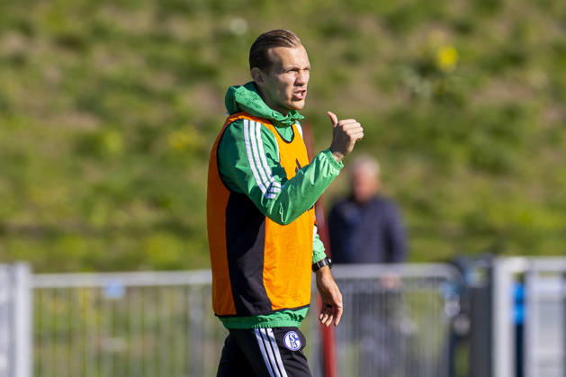 07.10.2026, Fussball, Training des FC Schalke 04. Co-Trainer Adin Osmanbasic (FC Schalke 04) gibt Anweisungen. Gelsenkirchen Trainingsgelände FC Schalke 04 NRW Deutschland xRHR-FOTO YYx Copyright: RHR-FOTOx RHR-FOTO YY