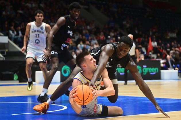 Men s basketball Champions League, group G, 1st round, match Slavia Praha NBK and Alba Berlin in Pardubice, Czech Republic, October 7, 2026. From left Joe Wieskamp of Alba, Nana Owusu-Anane of Slavia. (CTKxPhoto JosefxVostarek) CTKPhotoP2026100707511  CTKPhotoP2026100707511