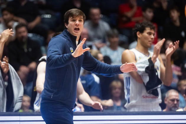 Men s basketball Champions League, group G, 1st round, match Slavia Praha NBK and Alba Berlin in Pardubice, Czech Republic, October 7, 2026. Coach of Alba Berlin Pedro Calles. (CTKxPhoto JosefxVostarek) CTKPhotoP2026100707862  CTKPhotoP2026100707862
