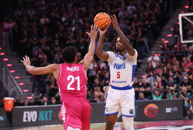 Corey Allen-Williams (Porto) wirft neben Joel Aminu (Bonn), BCL, Telekom Baskets Bonn vs FC Porto, Bonn, 07.10.2026.