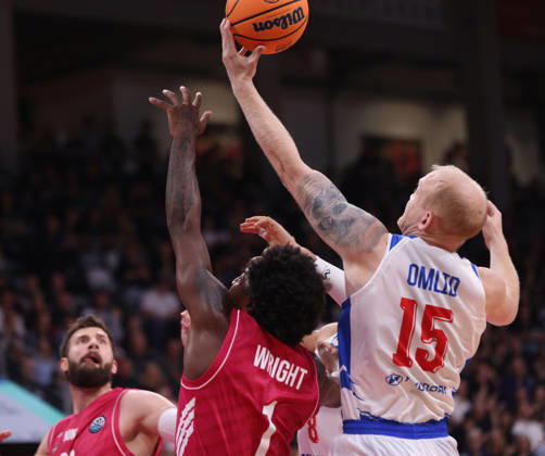 Tanner Omlid (Porto) am Ball neben John-Michael Wright (Bonn), BCL, Telekom Baskets Bonn vs FC Porto, Bonn, 07.10.2026.
