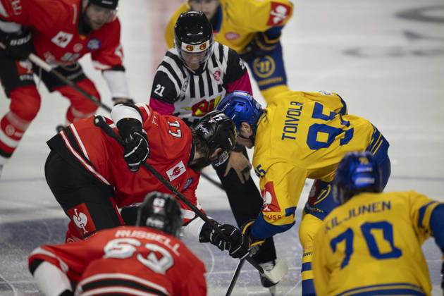 CHL; Kölner Haie - Herning Blue Fox; Köln, 07.10.2026 Ryan Macinnis (Kölner Haie, Sturm, 77); Seedo Janssen (Hauptschiedsrichter, 21); +h45+; CHL; Kölner Haie - Herning Blue Fox am 07.10.2026 in der Lanxessarena in Köln (Deutschland). Copyright: xBEAUTIFULxSPORTS AndreasxDickx