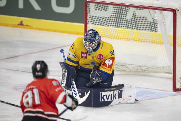 CHL; Kölner Haie - Herning Blue Fox; Köln, 07.10.2026 Mateu Späth (Kölner Haie, Sturm, 81); Janis Fecers (Herning Blue Fox, Torwart, 35); CHL; Kölner Haie - Herning Blue Fox am 07.10.2026 in der Lanxessarena in Köln (Deutschland). Copyright: xBEAUTIFULxSPORTS AndreasxDickx
