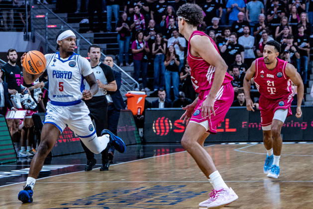 Corey Allen-Williams (FC Porto, 05) vs Michael Kessens (Telekom Baskets Bonn, 06) Telekom Baskets Bonn vs. FC Porto, Basketball, Basketball Champions League, 01. Spieltag, 2026 2027, 07.10.2026 Telekom Baskets Bonn vs. FC Porto, Basketball, Basketball Champions League, 01. Spieltag, 2026 2027, 07.10.2026 Bonn Copyright: xEibner-Pressefoto GerhardxWingenderx EP_GWR