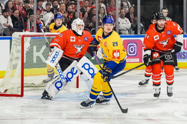 Eishockey CHL 5. Spieltag Kölner Haie - Herning Blue Fox am 07.10.2026 in der Lanxess Arena in Köln Nico Wiens ( Köln ), links - Lukas Bang Przemieslo ( Herning ), mitte - Robin Press ( Köln ), rechts