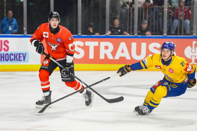 Eishockey CHL 5. Spieltag Kölner Haie - Herning Blue Fox am 07.10.2026 in der Lanxess Arena in Köln Noah Münzenberger ( Köln ), links - Hjalte Kruse Thomsen ( Herning ), rechts