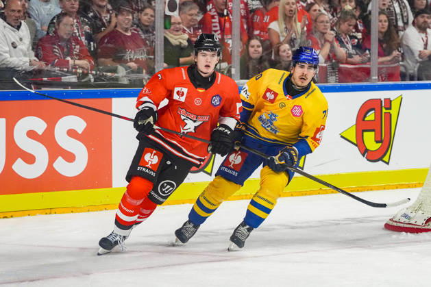 Eishockey CHL 5. Spieltag Kölner Haie - Herning Blue Fox am 07.10.2026 in der Lanxess Arena in Köln Carlos Händel ( Köln ), l inks - Oliver Otto Einar Kiljunen ( Herning ), rechts