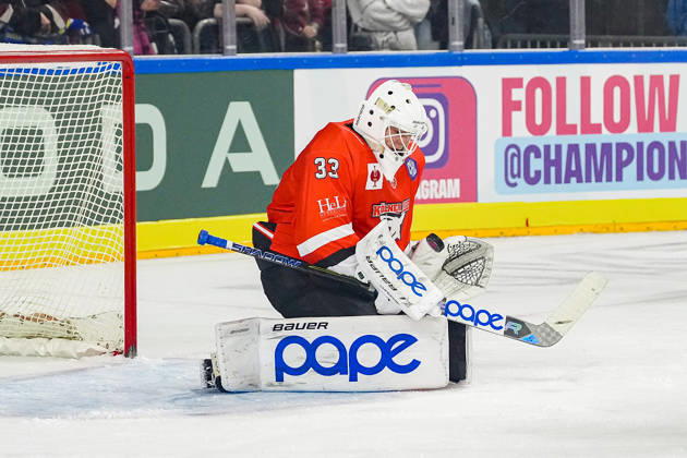 Eishockey CHL 5. Spieltag Kölner Haie - Herning Blue Fox am 07.10.2026 in der Lanxess Arena in Köln Nico Wiens ( Köln ), - hält einen Torschuss
