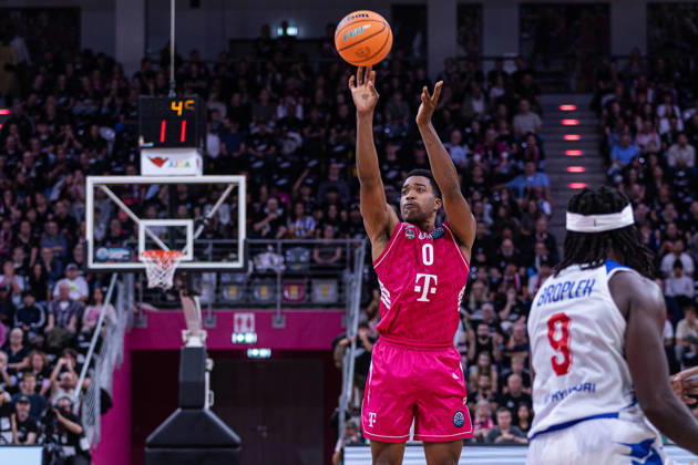 Basketball Champions League, Telekom Baskets Bonn vs. FC Porto, 7.10.2026 Marcus Foster(Telekom Baskets Bonn 0) wirft von außen -- Basketball Champions League, Telekom Baskets Bonn vs. FC Porto, 7.10.2026, Telekom Dome, Bonn Copyright: xBEAUTIFULxSPORTS Derixx