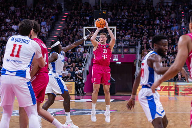 Basketball Champions League, Telekom Baskets Bonn vs. FC Porto, 7.10.2026 Patrick Heckmann (Telekom Baskets Bonn 33) beim Dreier -- Basketball Champions League, Telekom Baskets Bonn vs. FC Porto, 7.10.2026, Telekom Dome, Bonn Copyright: xBEAUTIFULxSPORTS Derixx