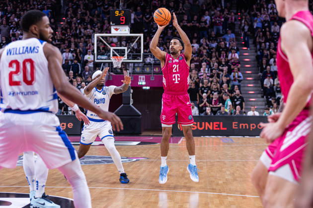 Basketball Champions League, Telekom Baskets Bonn vs. FC Porto, 7.10.2026 Joel Aminu (Telekom Baskets Bonn 21) beim Dreier -- Basketball Champions League, Telekom Baskets Bonn vs. FC Porto, 7.10.2026, Telekom Dome, Bonn Copyright: xBEAUTIFULxSPORTS Derixx