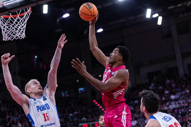 Basketball Champions League, Telekom Baskets Bonn vs. FC Porto, 7.10.2026 Marcus Foster(Telekom Baskets Bonn 0) wirft über Tanner Omlid (FC Porto Basketball) -- Basketball Champions League, Telekom Baskets Bonn vs. FC Porto, 7.10.2026, Telekom Dome, Bonn Copyright: xBEAUTIFULxSPORTS Derixx