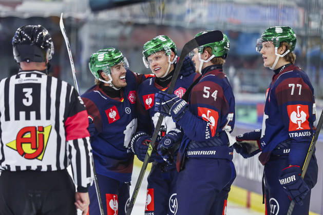 Ice hockey, Eishockey - CHL, EC RBS vs Berlin SALZBURG,AUSTRIA,07.OCT.26 - ICE HOCKEY - CHL, Champions Hockey League, group stage, EC Red Bull Salzburg vs Eisbaeren Berlin. Image shows the rejoicing of scorer Korbinian Geibel (Berlin) with his teammates.  GEPAxpictures xDavidxGeieregger