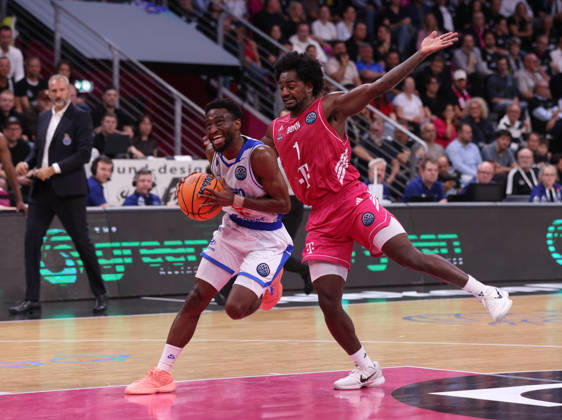 Childe Dundao (Porto) am Ball gegen John-Michael Wright (Bonn), BCL, Telekom Baskets Bonn vs FC Porto, Bonn, 07.10.2026.