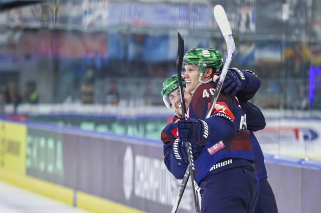 Ice hockey, Eishockey - CHL, EC RBS vs Berlin SALZBURG,AUSTRIA,07.OCT.26 - ICE HOCKEY - CHL, Champions Hockey League, group stage, EC Red Bull Salzburg vs Eisbaeren Berlin. Image shows the rejoicing of Ty Ronning and scorer Korbinian Geibel (Berlin).  GEPAxpictures xDavidxGeieregger