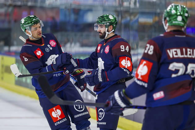 Ice hockey, Eishockey - CHL, EC RBS vs Berlin SALZBURG,AUSTRIA,07.OCT.26 - ICE HOCKEY - CHL, Champions Hockey League, group stage, EC Red Bull Salzburg vs Eisbaeren Berlin. Image shows the rejoicing of Kai Wissmann and scorer Liam Kirk (Berlin).  GEPAxpictures xDavidxGeieregger