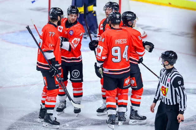 07.10.2026, Eishockey, CHL, Kölner Haie - Blue Fox Herning, Champions Hockey League 2026 27, 5. Spieltag, Saison 2026 27, Lanxess-Arena Köln: Torjubel nach dem Tor zum 3:0 durch Torschütze Patrick Russell (Koelner Haie 63) Nordrhein-Westfalen Deutschland