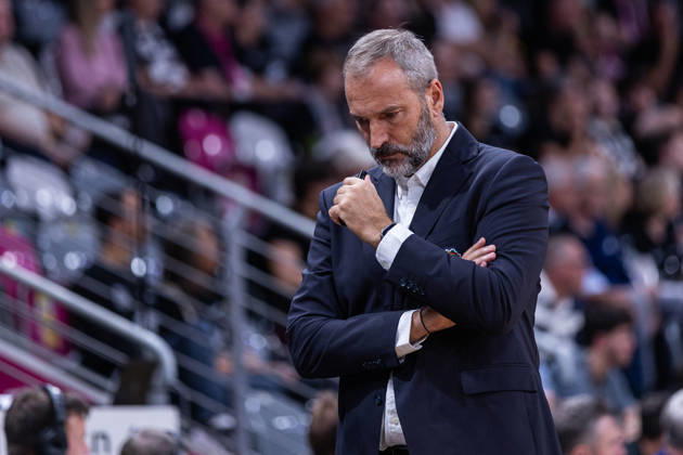 Basketball Champions League, Telekom Baskets Bonn vs. FC Porto, 7.10.2026 Fernando Sa (FC Porto Basketball - Head Coach) ist nachdenklich -- Basketball Champions League, Telekom Baskets Bonn vs. FC Porto, 7.10.2026, Telekom Dome, Bonn Copyright: xBEAUTIFULxSPORTS Derixx